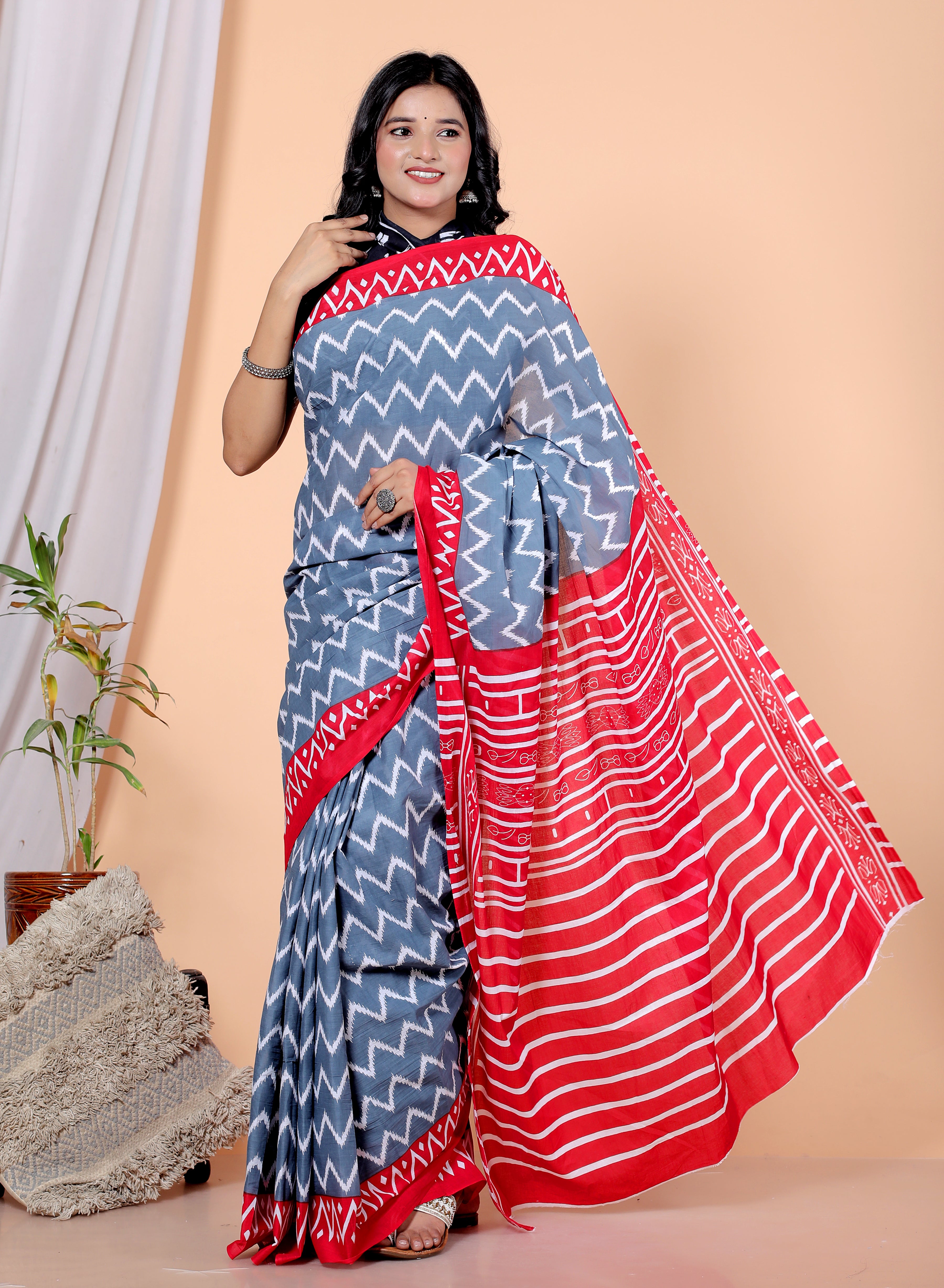 Blue and Red Printed Saree with Ethnic Motifs With Blouse Piece view 3